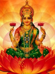 mahilae ma lakshmi pooja me chadaye ye jaruri chije